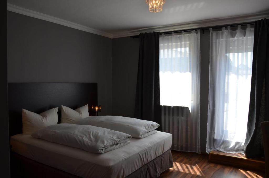 Hotel Rheinstein ฮูเดสไฮม์ แอม ไฮน์ ภายนอก รูปภาพ